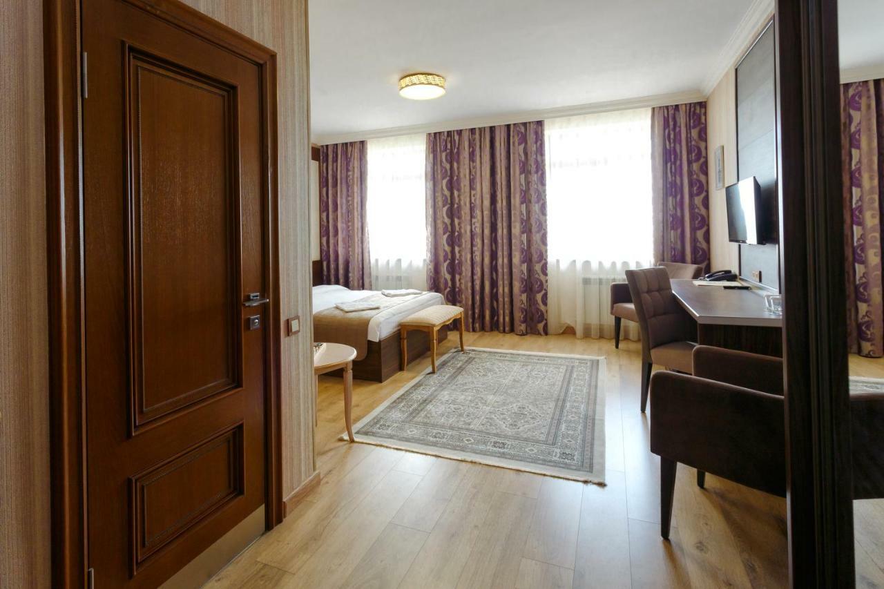 Sacvoyage Hotel Алма Ата Екстериор снимка